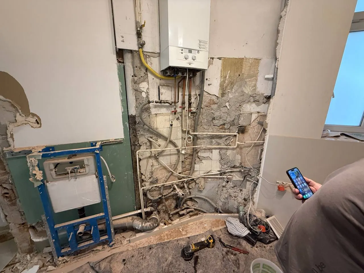 Łazienka w remoncie z widocznym kotłem — DobryHydraulik Wrocław