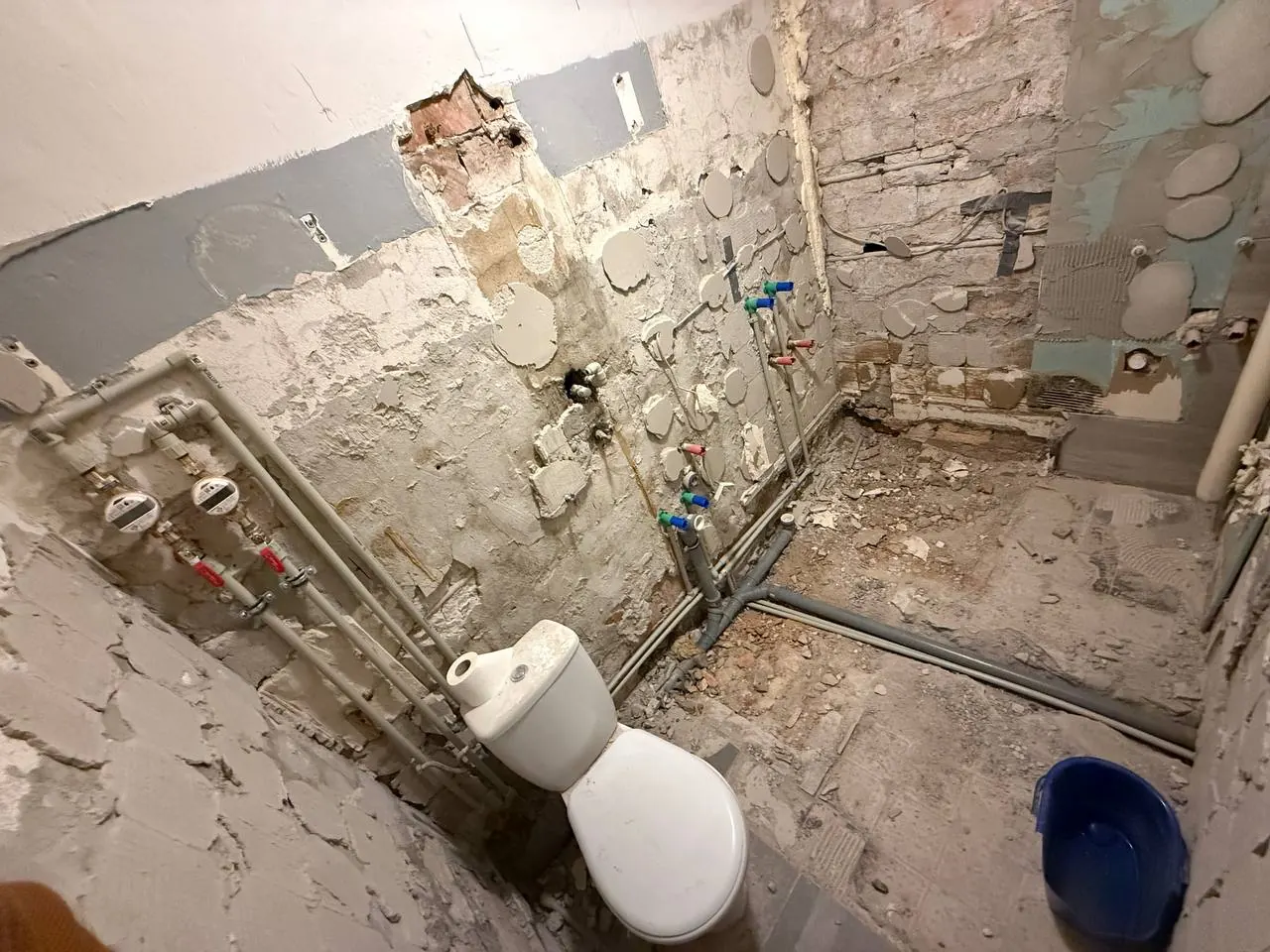 Skuta łazienka z odsłoniętą instalacją — DobryHydraulik Wrocław