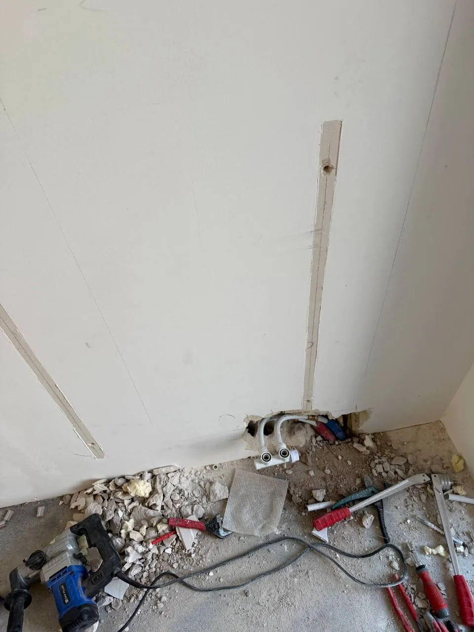 Podejścia wodne po rozkuciu ściany - Instalacje wodne | HYDROUNO