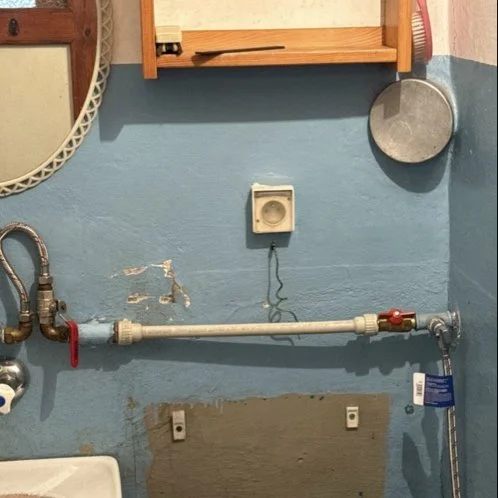 Instalacja wodna i kanalizacyjna na ścianie — DobryHydraulik Wrocław