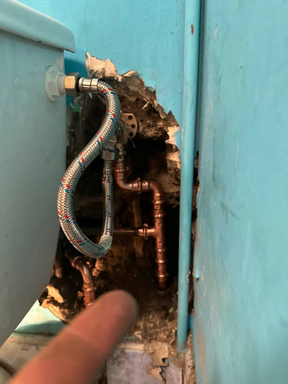 Rury i wężyk przy misce WC w ścianie — DobryHydraulik Wrocław