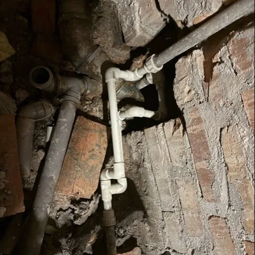 Rura kanalizacyjna odsłonięta w murze — DobryHydraulik Wrocław