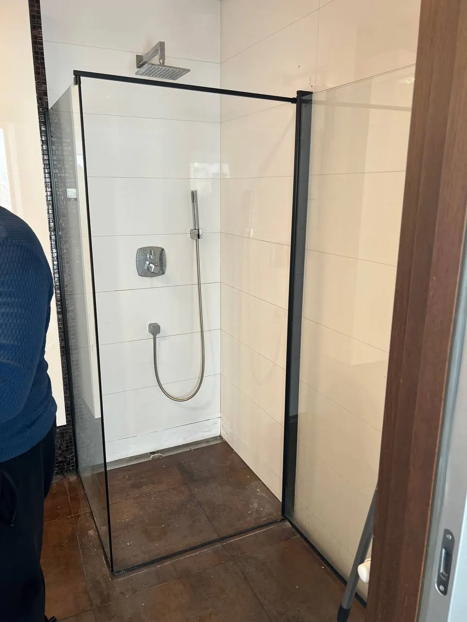 Kabina walk-in z czarną ramą - Montaż kabin prysznicowych | HYDROUNO