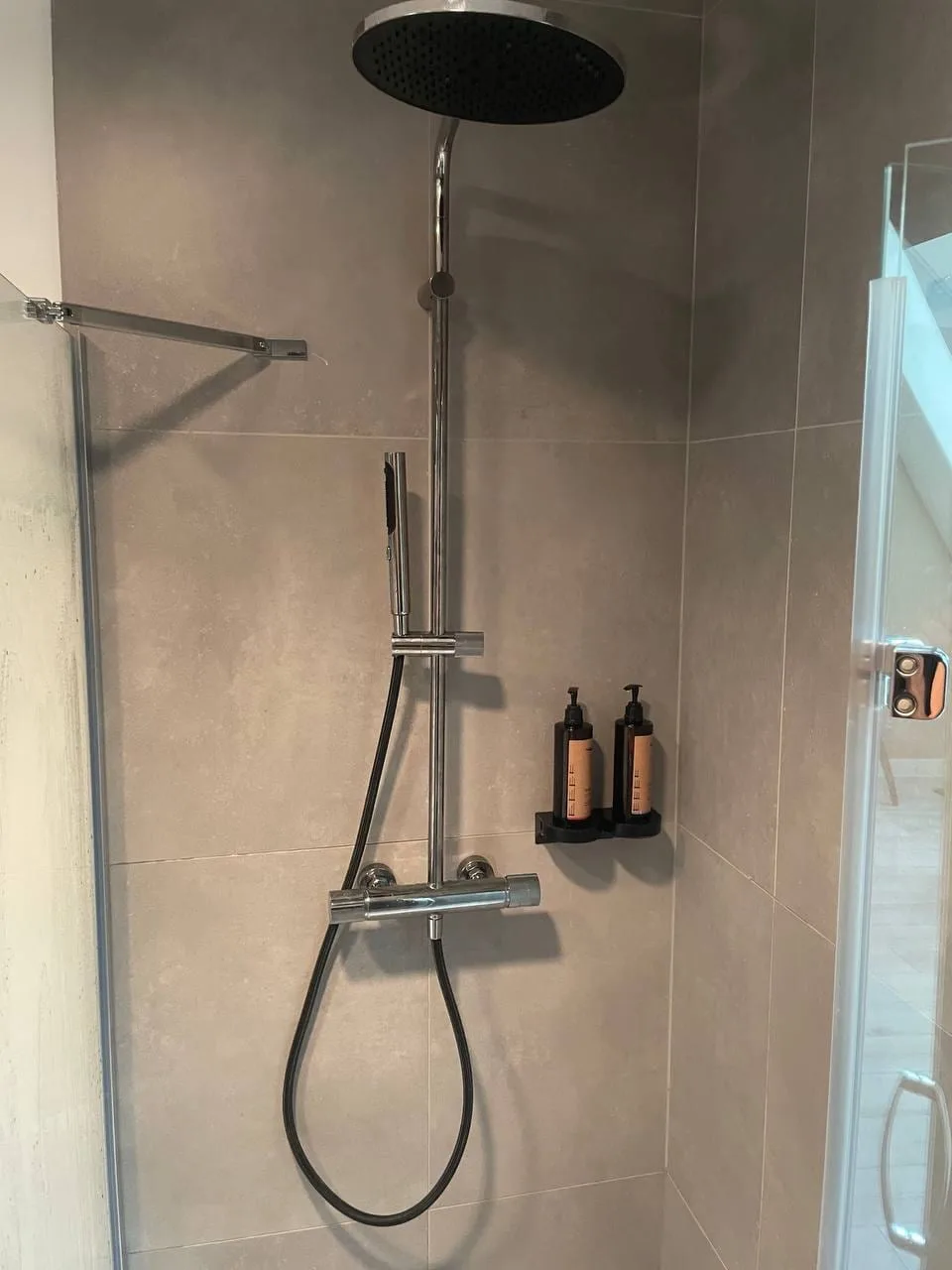 Prysznic walk-in z baterią termostatyczną — DobryHydraulik Wrocław