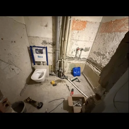 Stelaż i miska WC po rozkuciu ściany — DobryHydraulik Wrocław