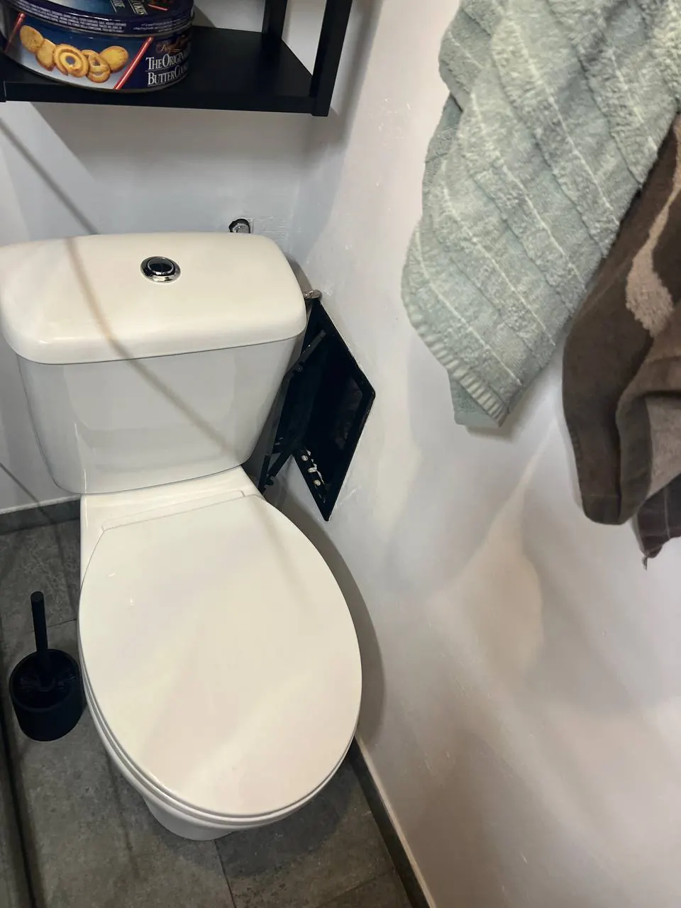 Kompakt WC z klapą serwisową stelaża — DobryHydraulik Wrocław