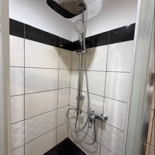 Prysznic ścienny w narożnej kabinie — DobryHydraulik Wrocław